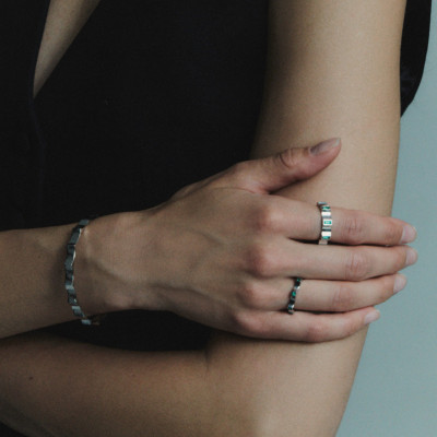 Кольцо Kazanskiy, белое золото 18 карат, изумруды, 2 мм